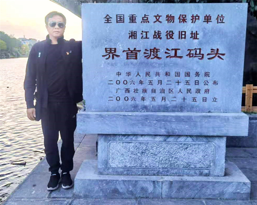 王晓云参观照片正面_副本.jpg