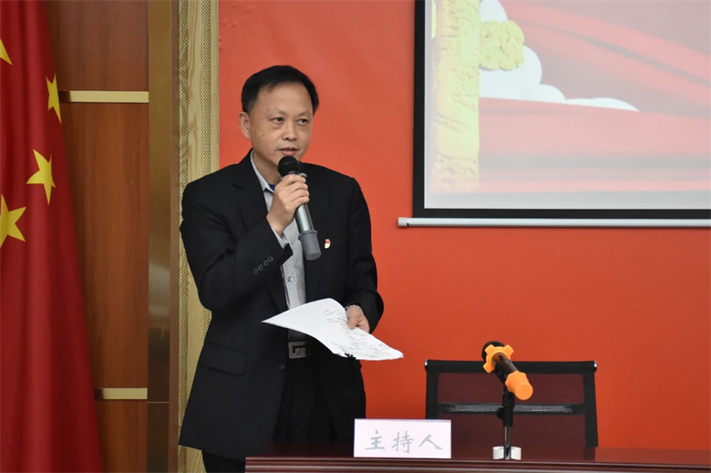 03自治区工商联二级巡视员李开刚主持会议.jpg